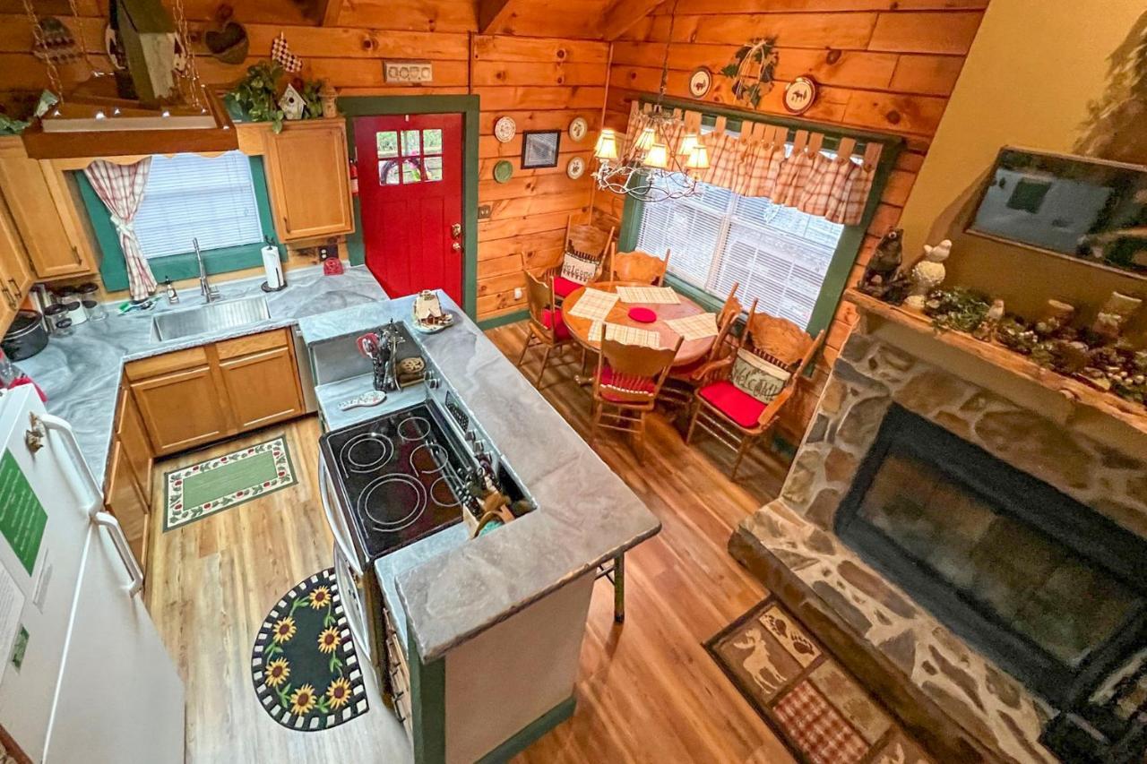 Serene Cabin In The Smokies With 2 Decks And Hot Tub! Waynesville Exterior photo