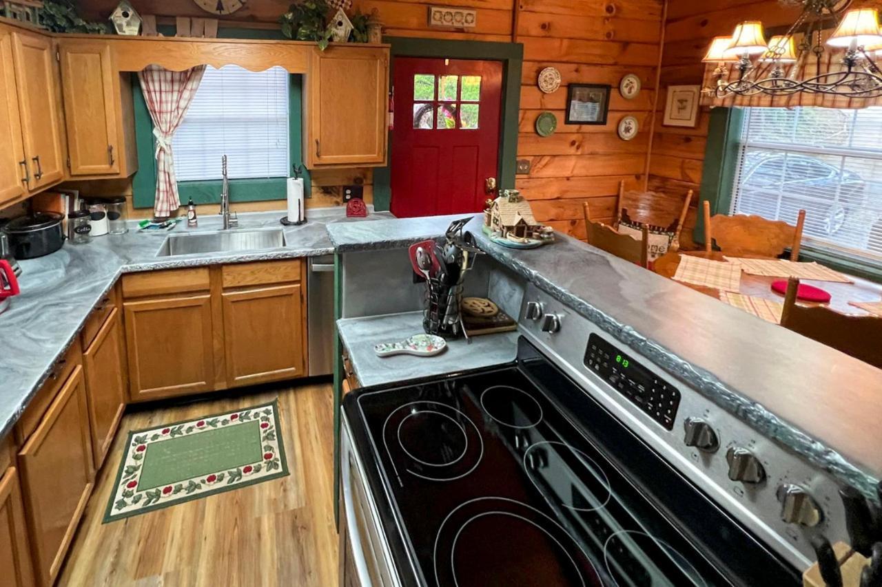 Serene Cabin In The Smokies With 2 Decks And Hot Tub! Waynesville Exterior photo