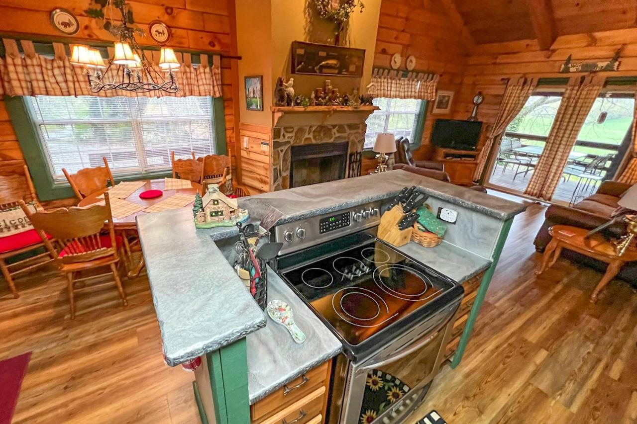 Serene Cabin In The Smokies With 2 Decks And Hot Tub! Waynesville Exterior photo
