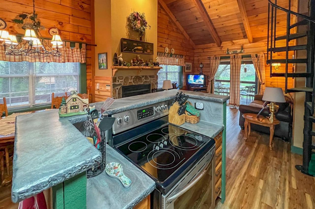 Serene Cabin In The Smokies With 2 Decks And Hot Tub! Waynesville Exterior photo