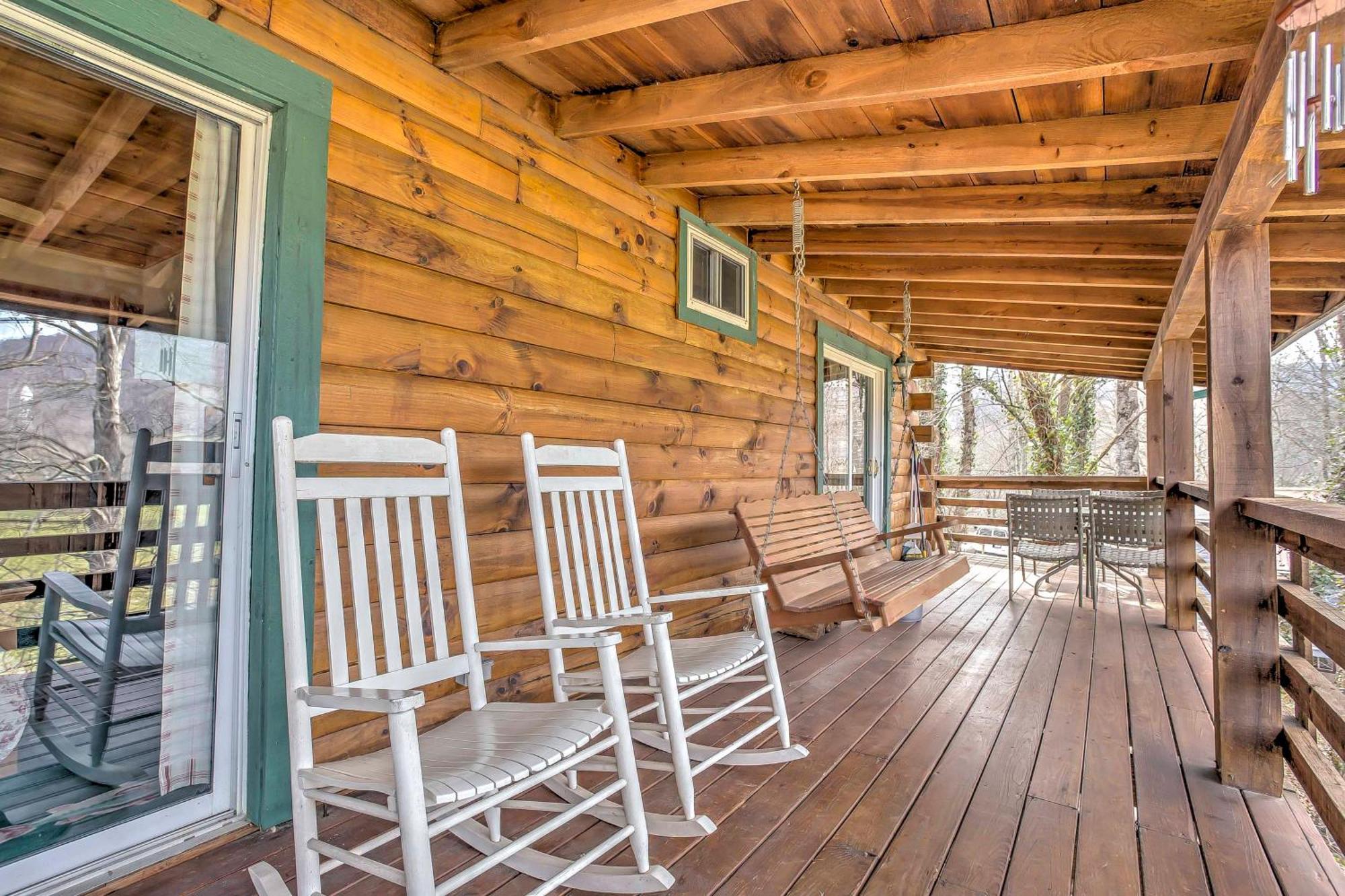 Serene Cabin In The Smokies With 2 Decks And Hot Tub! Waynesville Exterior photo