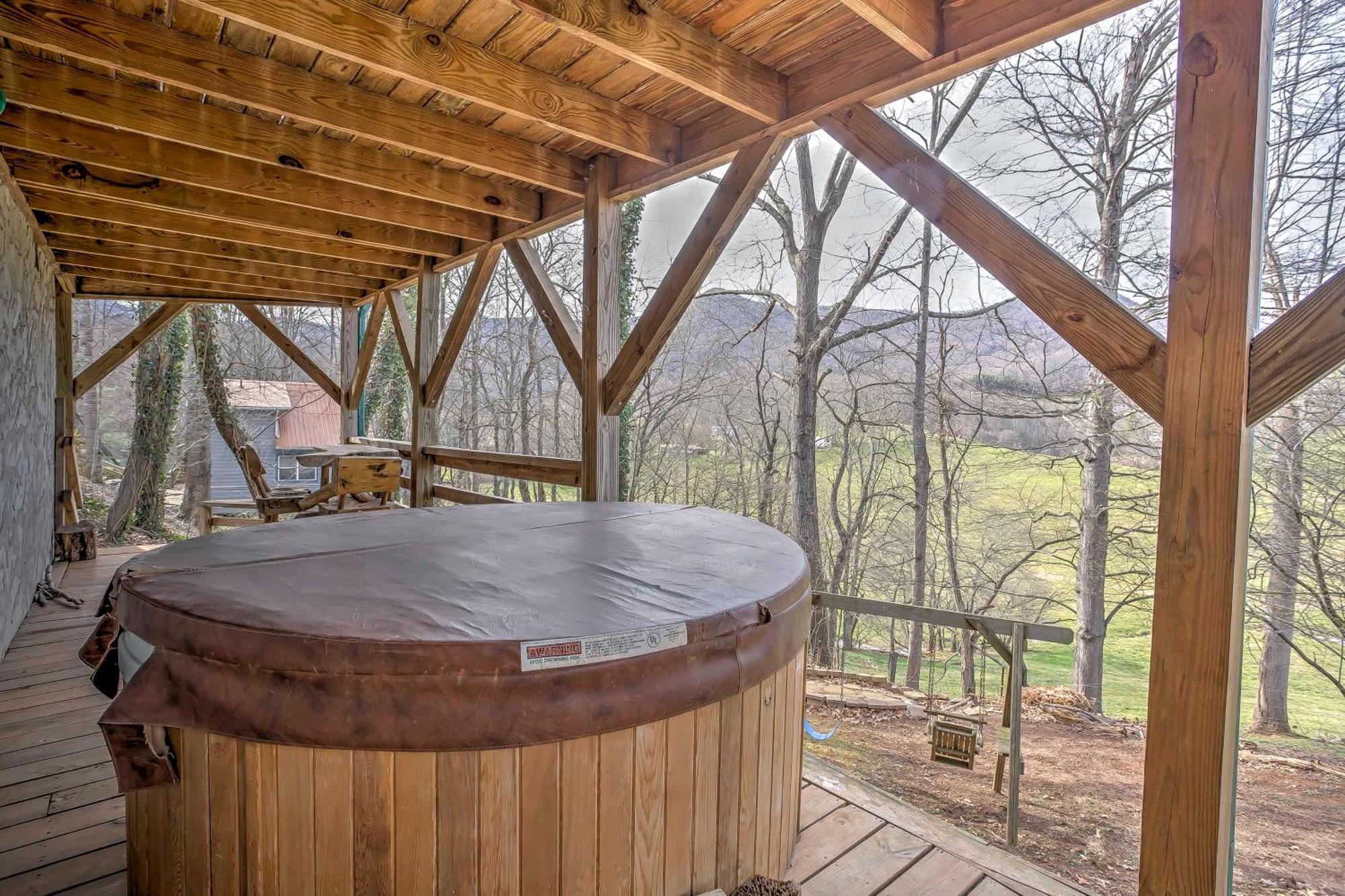 Serene Cabin In The Smokies With 2 Decks And Hot Tub! Waynesville Exterior photo