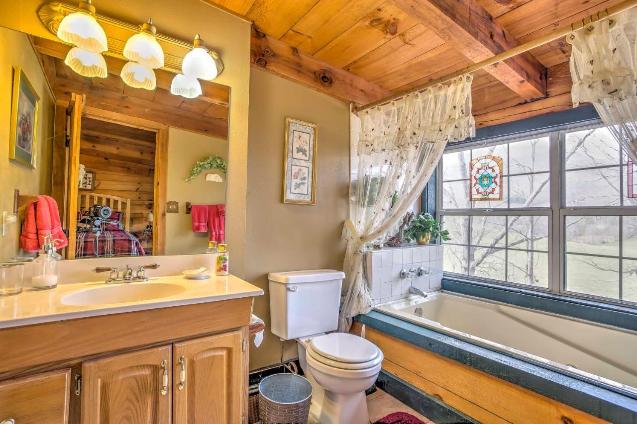 Serene Cabin In The Smokies With 2 Decks And Hot Tub! Waynesville Exterior photo